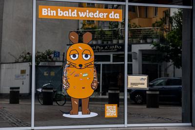 Zwei Wochen nach dem Anschlag: Ersatzmaus und Trostpflaster vor dem WDR in K?ln - 08.08.2025-stock-foto