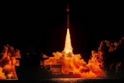 RIZHAO, CHINA - AUGUST 09: A Smart Dragon-3 (SD-3) rocket carrying the Geely-04 constellation of satellites blasts off f-stock-foto