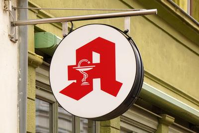 Apotheke, A-Logo mit ?skulapnatter als Nasenschild, Pharmazie *** Pharmacy, a Logo with Aesculapian snake as Nose shield-stock-foto