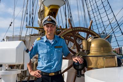 9.8.2025, Kiel, Ungew?hnlicher Liegeplatz f?r die Gorch Fock in der Innenstadt und besonderer Start zur Ausbildungsreise-stock-foto
