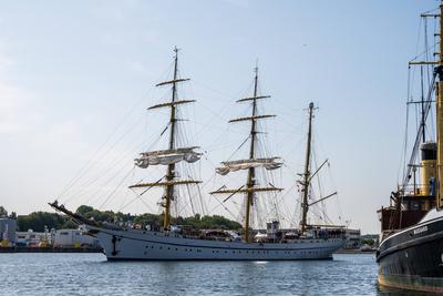 9.8.2025, Kiel, Ungew?hnlicher Liegeplatz f?r die Gorch Fock in der Innenstadt und besonderer Start zur Ausbildungsreise-stock-foto