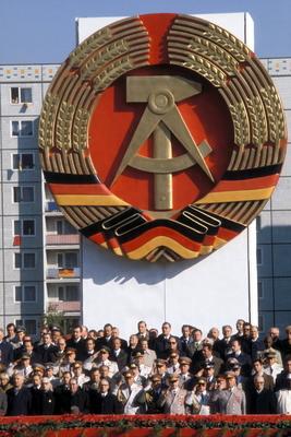 Feierlichkeiten zum 30. Jahrestag der DDR in Berlin Ost - Auf der Trib?ne: Horst Sindermann (GDR/SED/Pr?sident der Volk-stock-foto