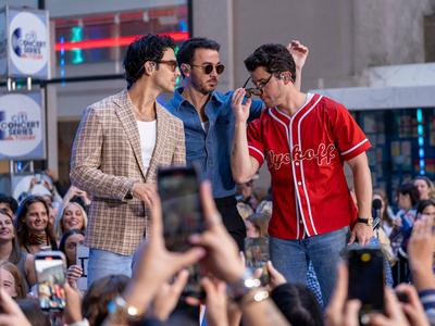 Jonas brothers bring their new album to rockefeller plaza on the today show-stock-foto