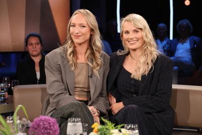 Leonie Bartsch und Linn Sch?tze, Podcasterinnen True-Crime-Podcast Mord auf Ex, zu Gast in der NDR Talk Show am 8.8.2025-stock-foto