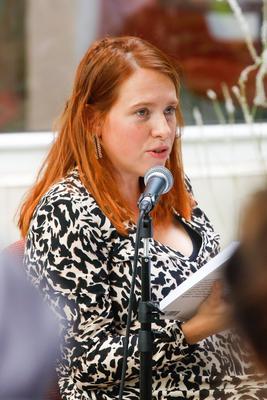 Buchvorstellung & K?nstlergespr?ch ? Larissa Kikol: Neue abstrakte Malerei-stock-foto