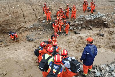 LANZHOU, CHINA - AUGUST 08: Rescuers work at the site of mountain torrents on August 8, 2025 in Yuzhong County, Lanzhou-stock-foto