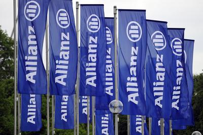 Allianz uebertrifft nach Endspurt die Gewinnerwartungen ? Optimistischer Ausblick Flaggen,Fahnen im Wind. ALLIANZ SE Hau-stock-foto