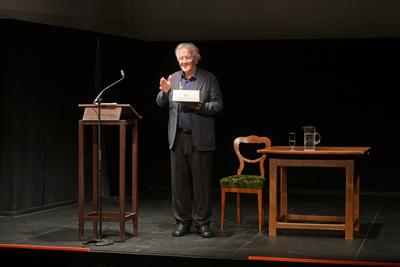 2025 - Lesung des Theaterregisseurs und Theaterdramaturgen  Hermann Beil aus den Werken von Peter Turrrini - "Die Verhaftung des Johann Nepomuk Nestroy", im Bernhardhaus in Ohlsdorf, im Rahmen der Salzkammergut Festwochen Gmunden, am 08.08.2025.-stock-foto