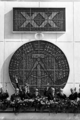 Bildnummer: 52242342  Datum: 07.10.1969  Copyright: imago/StanaErich Honecker (2.v.li., GDR/SED/Sekret?r f?r Sicherheit im ZK der SED), Werner Eberlein (3.v.li., GDR/SED/Stellvertretender Leiter der ZK Abteilung Kader), Staatsratsvorsitzender Walter Ulbricht (Mitte, GDR/SED), Willi Stoph (re., GDR/SED/Vorsitzender Ministerrat) w?hrend der Feierlichkeiten anl?sslich des 20. Jahrestages der DDR in Berlin Ost , Personen; 1969, sw, DDR, Ostberlin, Berlin Ost, Nationalfeiertag, Tag der Republik, Jahrestag, XX, Wappen; , hoch, Kbneg, Totale, Emblem, Logos, Deutsche Demokratische Republik, Randbild, People-stock-foto