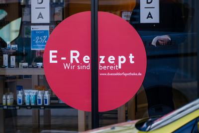 D?sseldorf 15.03.2025 E-Rezept ERezept elektronisches Rezept Apotheke Arztrezept Krankheit Digitalisierung Krankenkassen-stock-foto