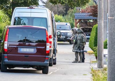 Sondereinsatzkommando der Polizei st?rmt Einfamilienhaus im Erzgebirge ? Polizei durchsuchte Objekt und sicherte Beweismittel-stock-foto