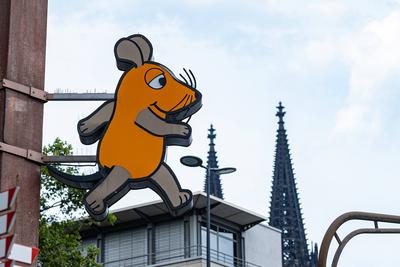 Die seit Generationen beliebte Figur der Maus aus der WDR Produktion Sendung mit der Maus an der Ecke der WDR Arkarden i-stock-foto