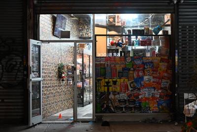 33-year-old man fatally shot to the head at a store at 1629 westchester avenue in soundview bronx new york city-stock-foto