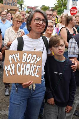 Chefarzt laedt zur Demo gegen katholisches Abtreibungsverbot in Lippstadt-stock-foto