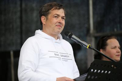 Michael Ballweg Michael Ballweg, Initiator von Querdenken, spricht vor Zigtausenden Menschen aller Altersgruppen und Ge-stock-foto