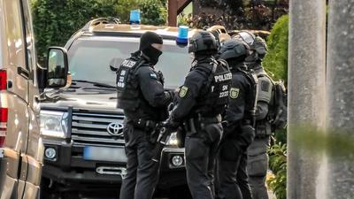 Sondereinsatzkommando der Polizei st?rmt Einfamilienhaus im Erzgebirge ? Polizei durchsuchte Objekt und sicherte Beweismittel-stock-foto
