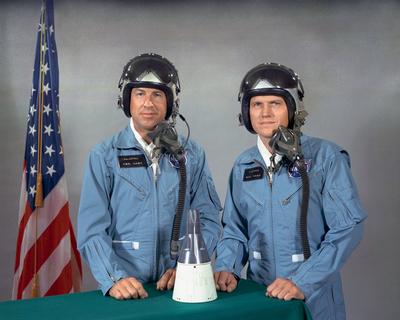 S65-41825 (1 July 1965) --- Astronauts Frank Borman (right), command pilot, and James A. Lovell Jr., pilot, are the prim-stock-foto