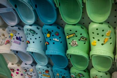 Crocs on display in New York A display of Crocs in a store in New York, seen on Friday, September 10, 2021. ( PUBLICATIO-stock-foto