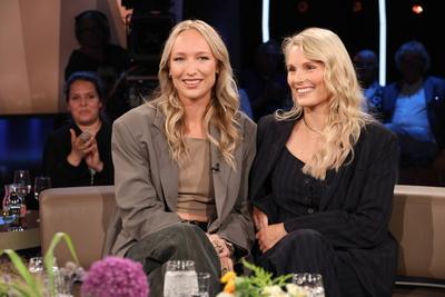 Leonie Bartsch und Linn Sch?tze, Podcasterinnen True-Crime-Podcast Mord auf Ex, zu Gast in der NDR Talk Show am 8.8.2025-stock-foto
