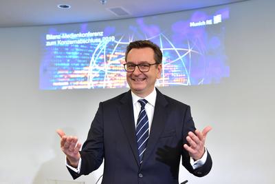 Joachim WENNING, Vorstandsvorsitzender,CEO. Gestik, Einzelbild,angeschnittenes Einzelmotiv,Portraet,Portrait,Portr?t. B-stock-foto