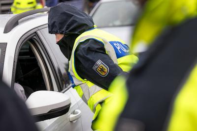 Grenzkontrolle durch die Bundespolizei gegen Schleuser, illegale Migranten und allgemeine Kriminalit?t am Grenz?bergang-stock-foto
