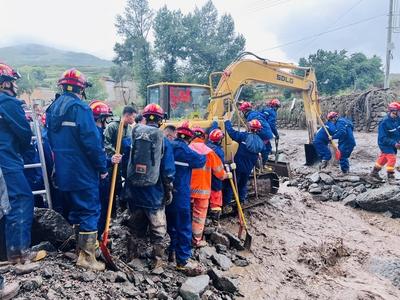 LANZHOU, CHINA - AUGUST 08: Rescuers work at the site of mountain torrents and lead rescue vehicles to enter the area on-stock-foto