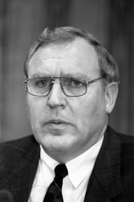 Bildnummer: 54216856  Datum: 29.10.1991  Copyright: imago/sepp spieglWerner M?nch (Deutschland/CDU/Ministerpr?sident Sachsen-Anhalt) w?hrend einer Pressekonferenz, Personen; 1991, sw, Politik, Pressetermin; , hoch, Kbneg, Portr?t, Randbild, PeopleBildnummer 54216856 Date 29 10 1991 Copyright Imago Sepp Spiegl Werner M?nch Germany CDU Prime Minister Saxony Anhalt during a Press conference People 1991 black and white politics Press call vertical Kbneg Portrait Edge image Celebrities-stock-foto