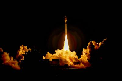 RIZHAO, CHINA - AUGUST 09: A Smart Dragon-3 (SD-3) rocket carrying the Geely-04 constellation of satellites blasts off f-stock-foto