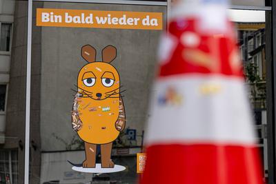 Zwei Wochen nach dem Anschlag: Ersatzmaus und Trostpflaster vor dem WDR in K?ln - 08.08.2025-stock-foto