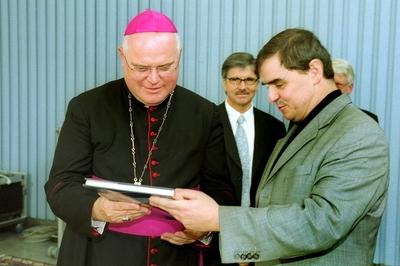 Der neue Bischof der Dioz?se Trier Bischof Reinhard Marx li macht am Dienstag 19 03 2002 in-stock-foto