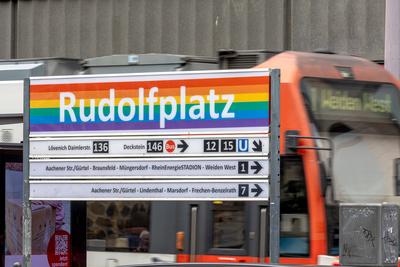 KVB - Haltestellenschild am K?lner Rudolfplatz in Pride Farben - 08.08.2025-stock-foto