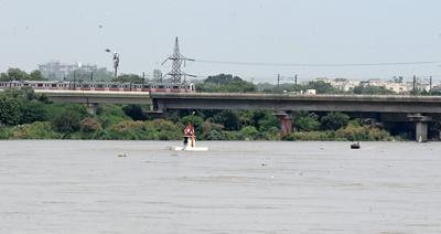 Yamuna Water Level Near Danger Mark In Delhi NCR, Riverbank Flooded-stock-foto