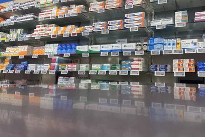 Medikamentenregal in einer Apotheke, Medikamente,Arznei,Arzneimittel,Medikamentenmangel. *** Drug shelf in a pharmacy, m-stock-foto