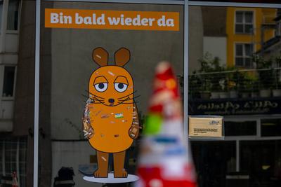 Zwei Wochen nach dem Anschlag: Ersatzmaus und Trostpflaster vor dem WDR in K?ln - 08.08.2025-stock-foto
