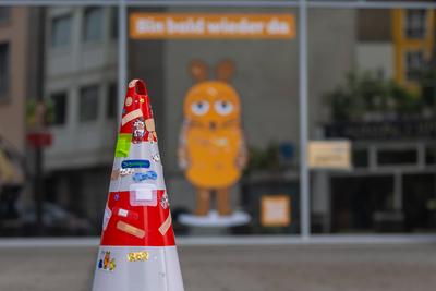 Zwei Wochen nach dem Anschlag: Ersatzmaus und Trostpflaster vor dem WDR in K?ln - 08.08.2025-stock-foto