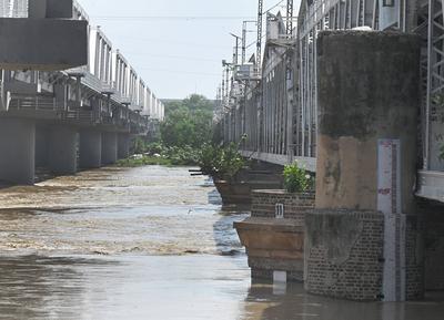 Yamuna Water Level Near Danger Mark In Delhi NCR, Riverbank Flooded-stock-foto