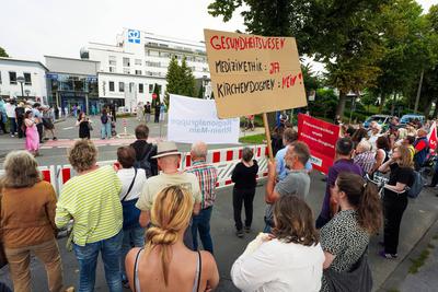 Chefarzt laedt zur Demo gegen katholisches Abtreibungsverbot in Lippstadt-stock-foto