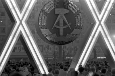 Bildnummer: 52242365  Datum: 07.10.1969  Copyright: imago/StanaEmblem der DDR w?hrend der Feierlichkeiten anl?sslich des 20. Jahrestages der DDR in Berlin Ost , Objekte , Personen; 1969, sw, DDR, Ostberlin, Berlin Ost, Nationalfeiertag, Tag der Republik, Jahrestag, XX, Sozialismus, Propaganda, Schriftzug, Menschenmasse; , quer, Kbneg, Einzelbild, Wappen, Logos, Deutsche Demokratische Republik,  , Gesellschaft-stock-foto