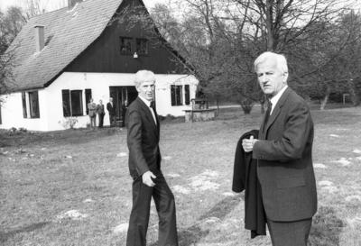 Hartmut von Hentig (li.) mit Richard von Weizs?cker 04/88 h?r Richard von Weizs?cker (re.) mit Prof. Dr. phil. Hartmut-stock-foto