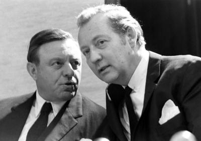 Teddy Kollek li ISR B?rgermeister Jerusalem im Gespr?ch mit Verleger Axel C?sar Springer GER Ax-stock-foto