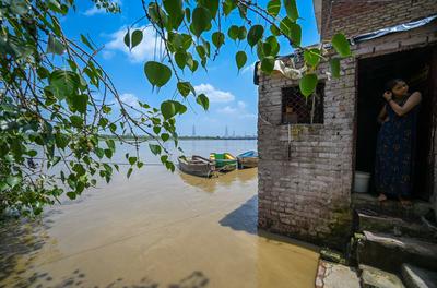 Yamuna Water Level Near Danger Mark In Delhi NCR, Riverbank Flooded-stock-foto