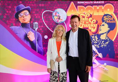 Roncalli s Apollo Variete - Fresh n Funk Premierenvorstellung - D?sseldorfs Stadtdirektor Burkhard Hintzsche mit Ehefrau-stock-foto