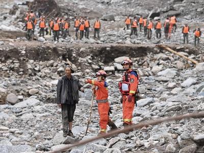 LANZHOU, CHINA - AUGUST 08: Rescue efforts are underway after continuous heavy rainfall triggered mountain torrents on A-stock-foto