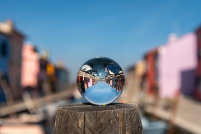IMAGO Creative: Dichotomien, Reflexionen - Architektur  IMAGO Creative: Dichotomien, Reflexionen  Glass ball lying on pi-stock-foto