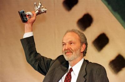 1/ Berlinale 99: Michael Gwisdek bekam den Silbernen B?ren f?r den besten Darsteller f?r seine Rolle in dem Film Nachtge-stock-foto