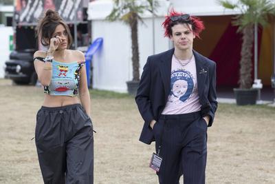 Yungblud and his girlfriend Jesse Jo Stark spotted during day 3 of Reading Festival 2021 at Richfield Avenue in Reading-stock-foto