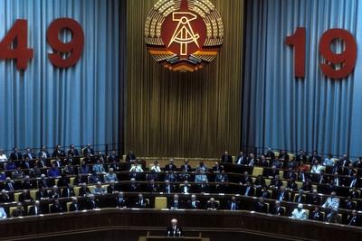 Bildnummer: 52237151  Datum: 07.10.1979  Copyright: imago/Sven SimonStaatsratsvorsitzender Erich Honecker (vorn, GDR/SED) spricht im Palast der Republik anl?sslich der Feierlichkeiten zum 30. Jahrestag der DDR in Berlin Ost - Es lauschen Willi Stoph (GDR/SED/Vorsitzender Ministerrat), Horst Sindermann (GDR/SED/Pr?sident der Volkskammer), Hermann Axen (GDR/SED/Mitglied im Politb?ro des ZK der SED, Leonid Breschnew (URS/Generalsekret?r KPdSU), G?nter Mittag (GDR/Sekret?r f?r Wirtschaft im ZK), Paul Verner (GDR/SED/Mitglied im Politb?ro des ZK), Pr?sident Yassir Arafat (PLE/PLO) und Sigmund J?hn (GDR), Personen; 1979, DDR, Berlin Ost, Ostberlin, Nationalfeiertag, Tag der Republik, Jubil?umsveranstaltungen , Politiker, Politik, Raumfahrer, PdR, Gro?er Saal; , quer, Kbdia, Totale, Emblem, Logos, Deutsche Demokratische Republik, Randbild, PeopleBildnummer 52237151 Date 07 10 1979 Copyright Imago Sven Simon State Council Chairman Erich Honecker front GDR SED speaks in Palace the Republic during the Celebrations to 30 Anniversary the GDR in Berlin East it listen Willi Stoph GDR SED Chairman Ministers Horst Sindermann GDR SED President the Public Chamber Hermann Axes GDR SED Member in Politburo the CC the SED Leonid Brezhnev URS Secretary-General CPSU G?nter Lunch GDR Secretary for Economy in CC Paul Verner GDR SED Member in Politburo the CC President Yasser Arafat PLE PLO and Sigmund J?hn GDR People 1979 GDR Berlin East East Berlin National Day Day the Republic Anniversary events Politicians politics Spaceman PdR grand Room horizontal Kbdia long shot Emblem Logo German Democratic Republic Edge image Celebrities-stock-foto
