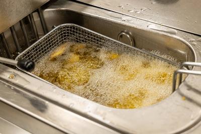 Frittieren von Kartoffelecken in einer Gro?k?che-stock-foto