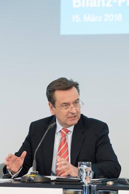 Bilanz PK Munich Re Bilanz Pressekonferenz der R?ckversicherungsgesellschaft M?nchner R?ck AG.Vorstandsvorsitzender (CEO-stock-foto