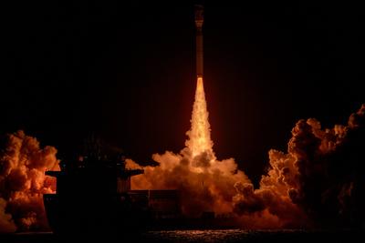 RIZHAO, CHINA - AUGUST 09: A Smart Dragon-3 (SD-3) rocket carrying the Geely-04 constellation of satellites blasts off f-stock-foto